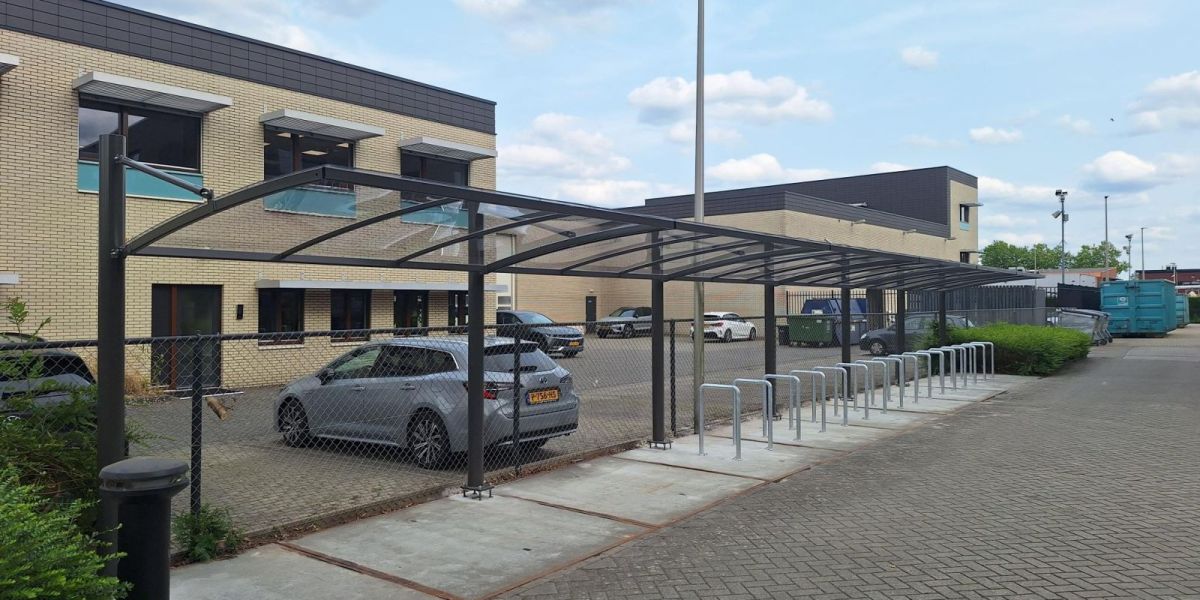 A401 fietsoverkapping geplaatst in Apeldoorn met polycarbonaat dak
