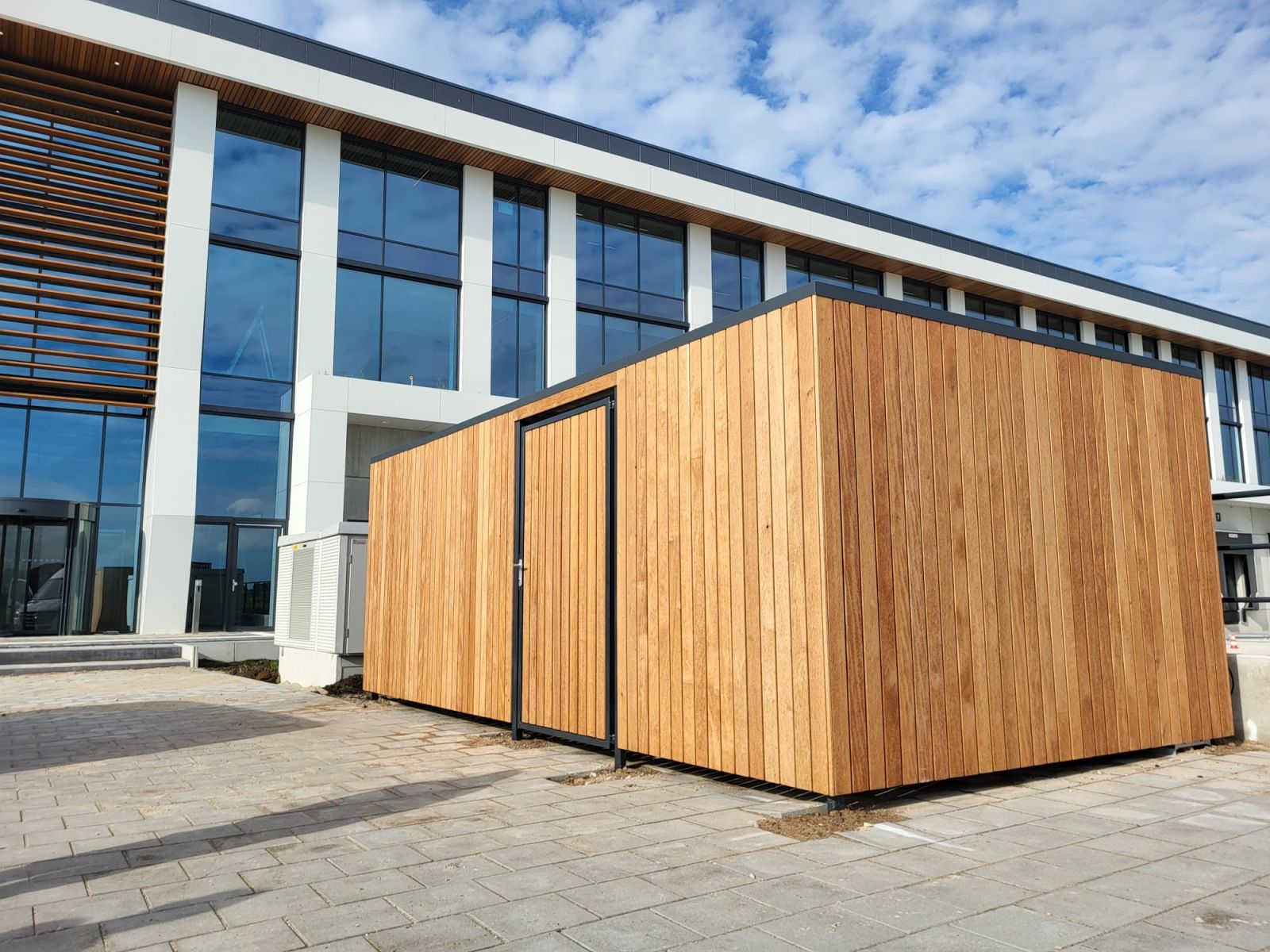 Drie afsluitbare fietsenbergingen in Genemuiden geplaatst