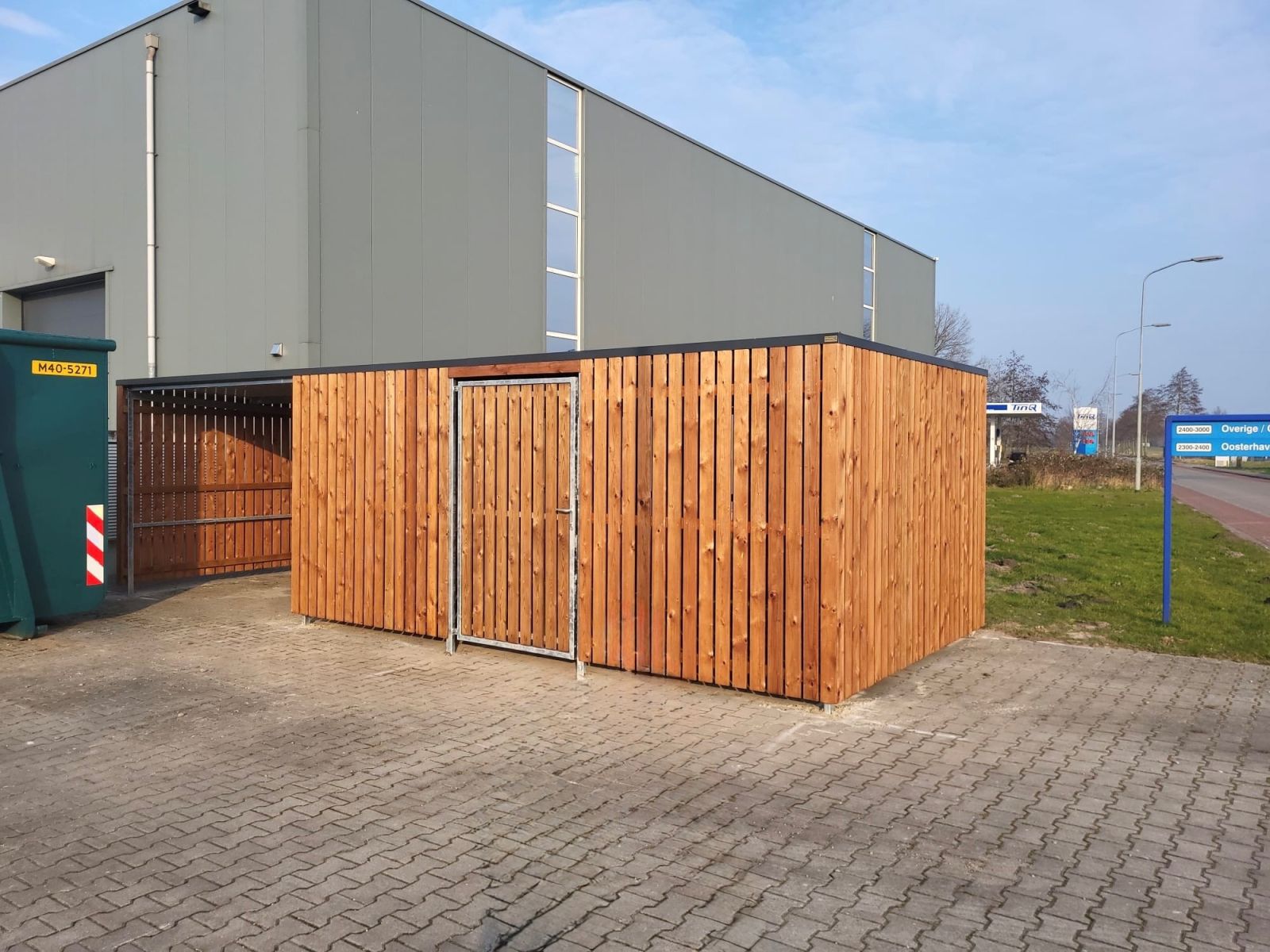 Fietsoverkapping met berging geplaatst in Winschoten