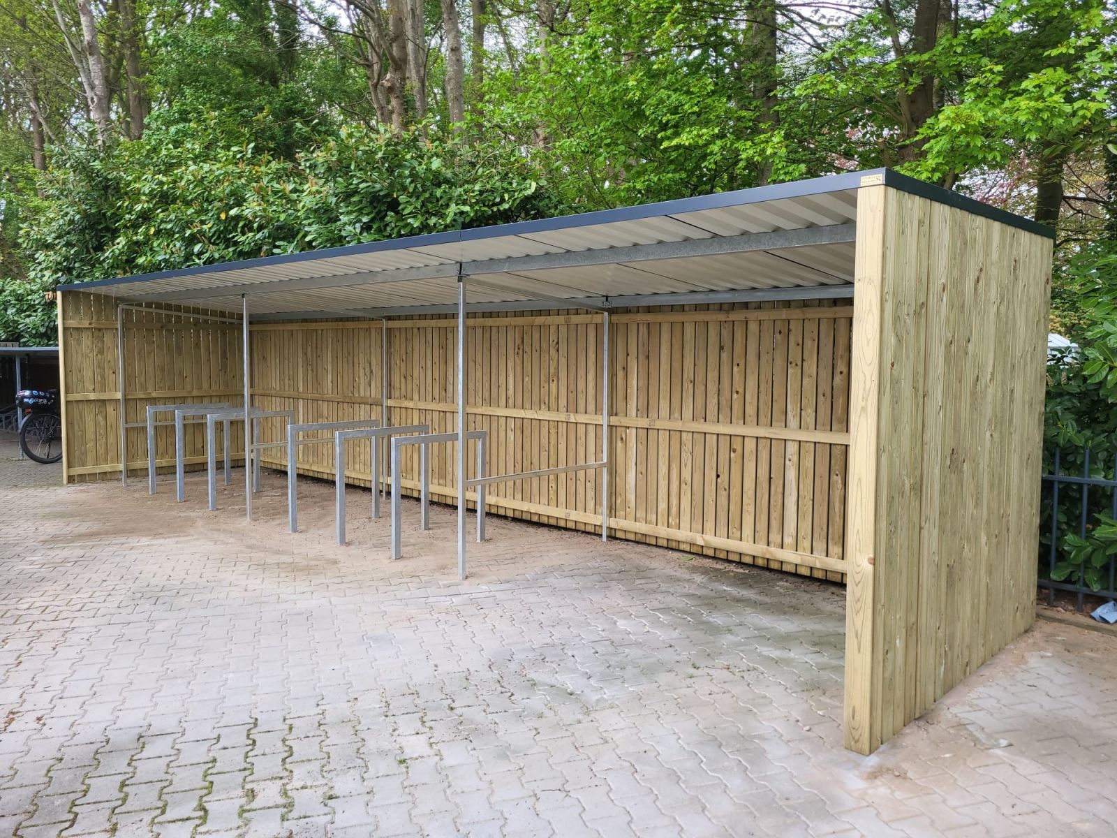 Fietsenstalling met aanleunbeugels bij Actronics Almelo