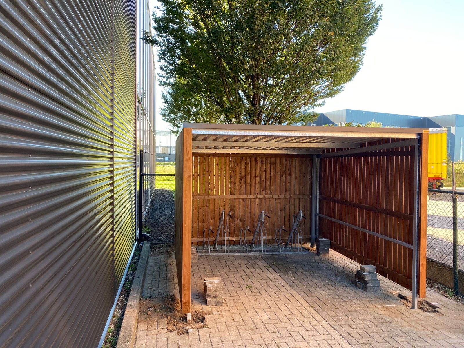 Fietsoverkapping Duiven met hout en inpandige goot