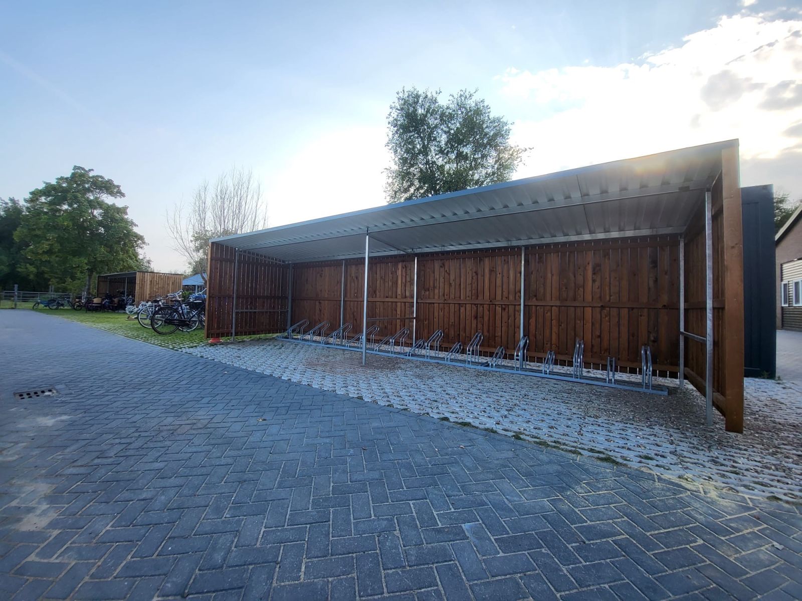 Fietsoverkapping in Waal met inpandige dakgoot