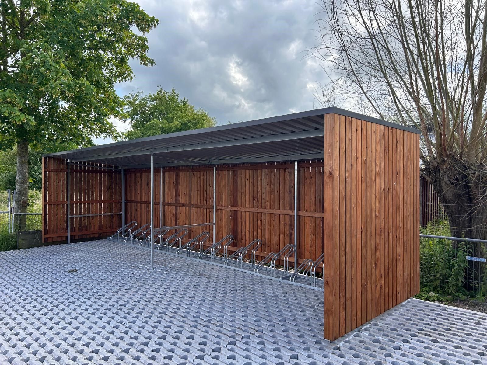 Fietsenstalling Waal met open voorkant geplaatst