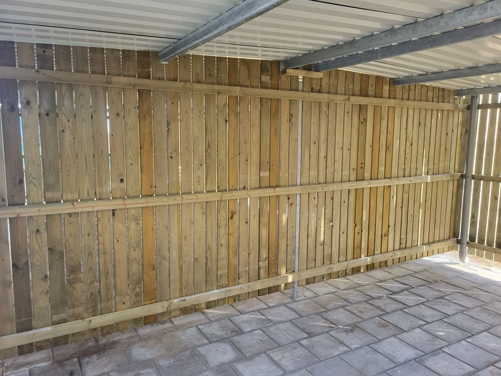 a306 afsluitbare fietsenberging in verduurzaamd vuren, plankafstand 10 mm