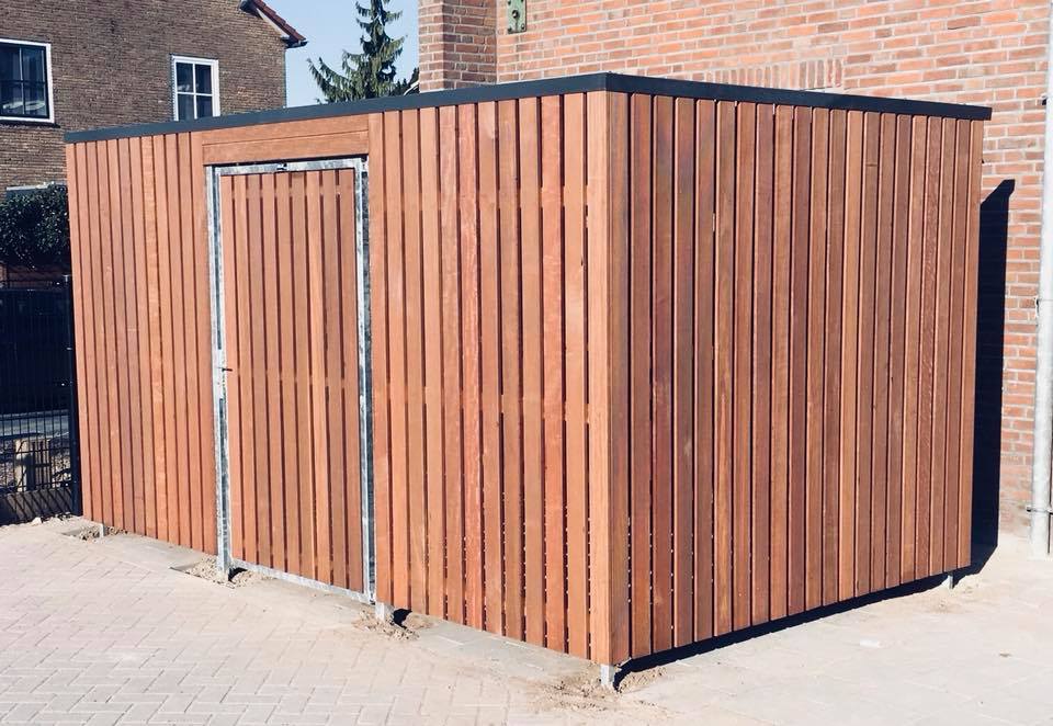 a101 afsluitbare berging met deur in voorwand en aflopend dak