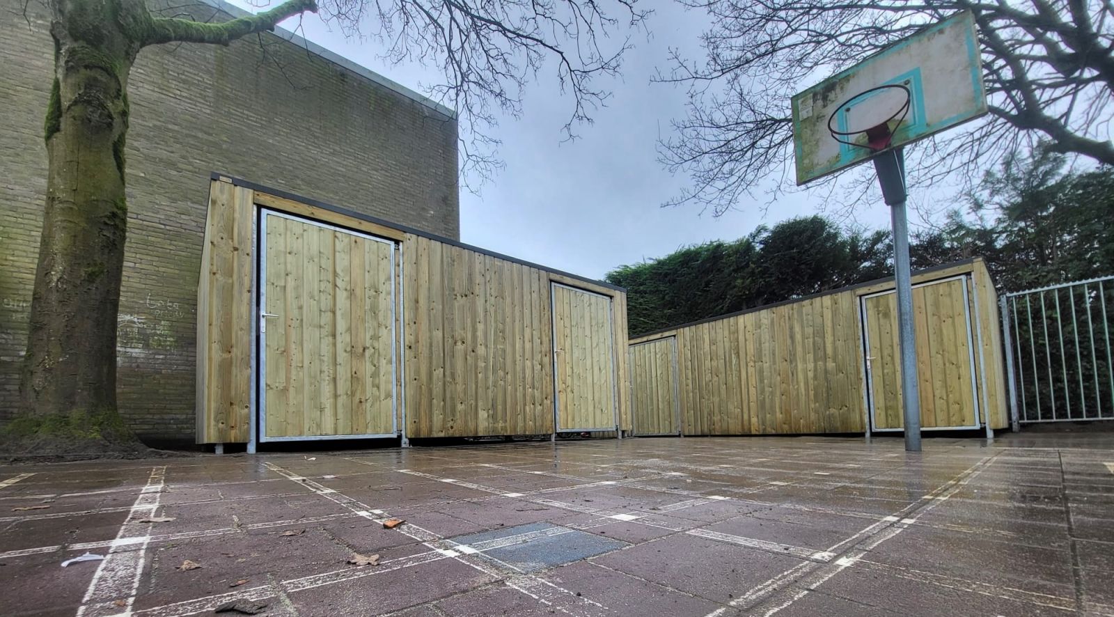 gesloten berging a101 in verduurzaamd vuren met inpandige goot