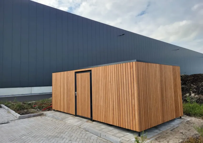 Fietsenberging met deur en ventilatieruimte 10 mm