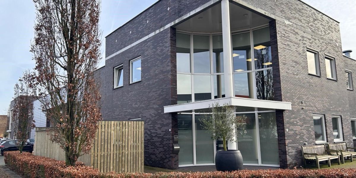 Open fietsenstalling bij Just Amazing in Schijndel