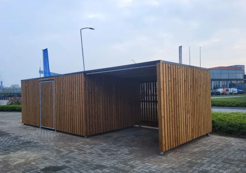 Fietsenstalling met vurenhouten wandbekleding