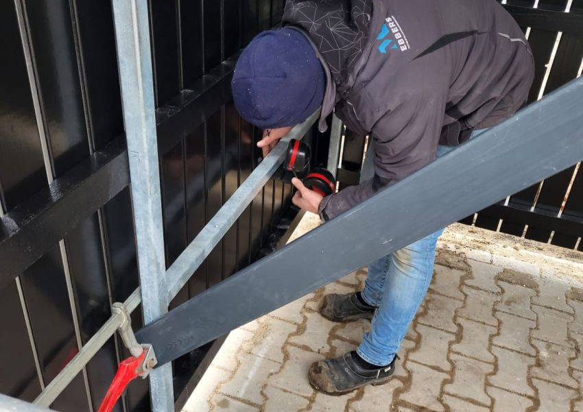 Bestrating rondom staanders op maat gelegd