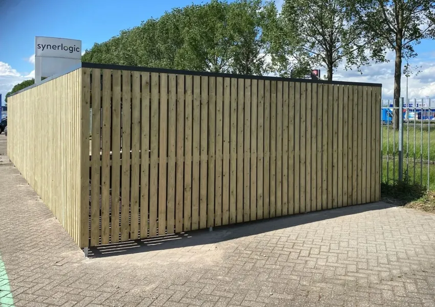 Houten wandbekleding met verzinkte staalconstructie