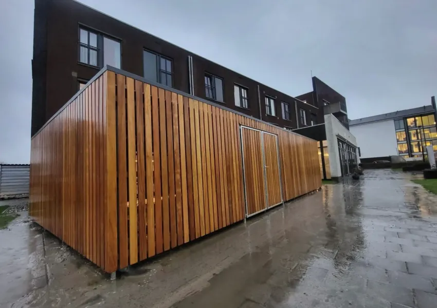 Fietsenberging Zuidhorn met inpandige dakgoten aan beide zijden