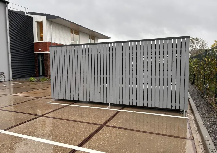 Inpandige PVC bakgoten en regenpijpen aan achterzijde