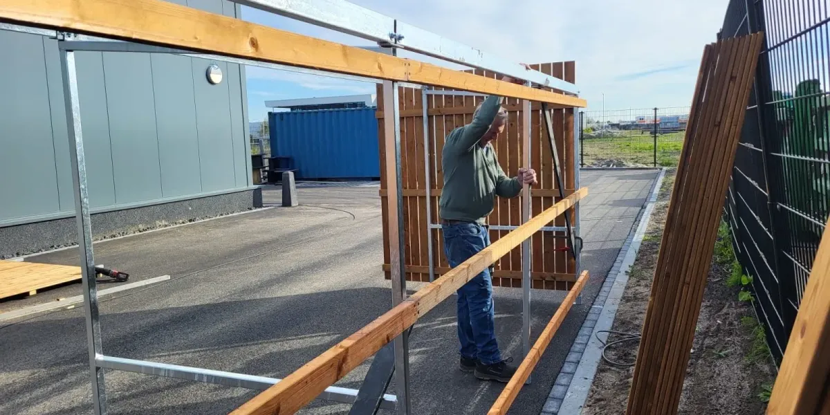 Zijaanzicht fietsenstalling met extra tussenwand in het midden
