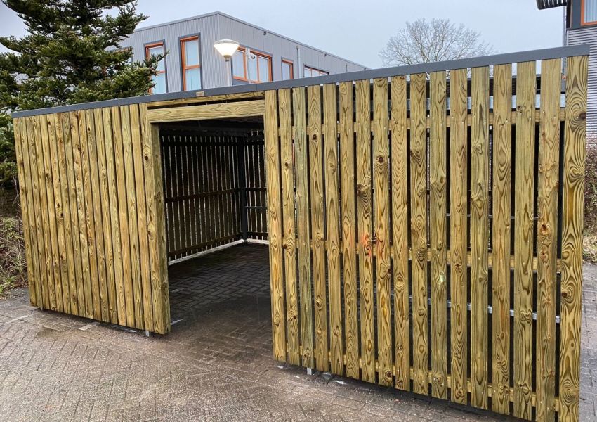 Ingang van fietsenstalling met 115 cm brede doorgang