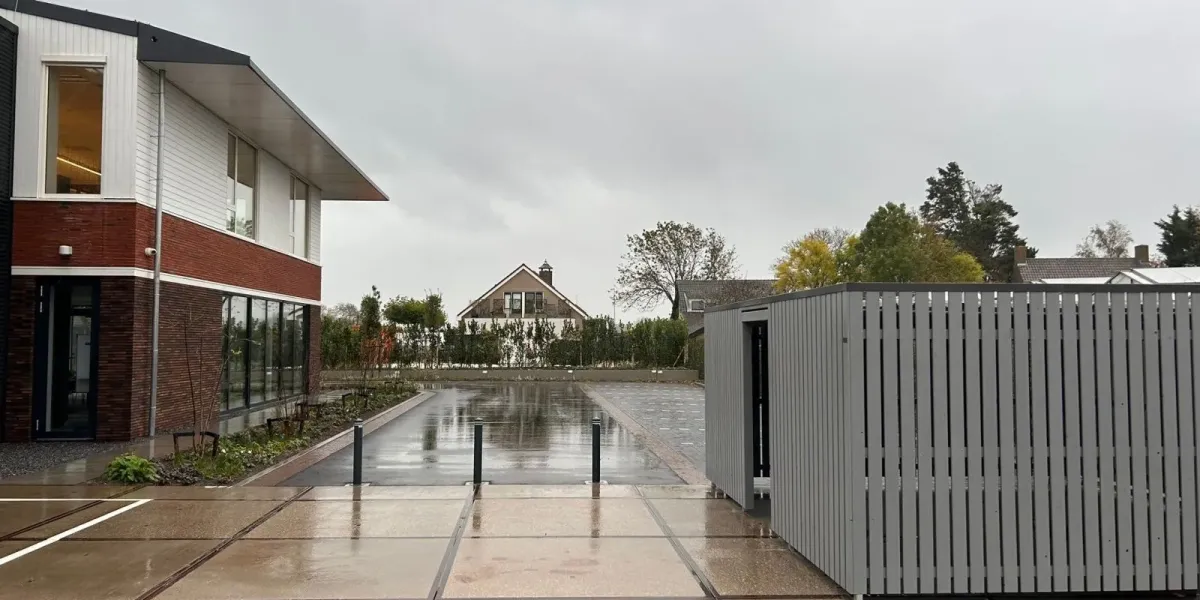 Vuurverzinkte staanders bevestigd op stelconplaten