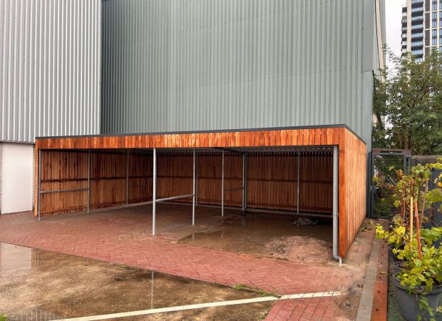 Fietsoverkapping van hardhout geplaatst in Den Haag