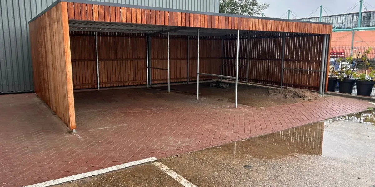 Fietsoverkapping met open zijwand in Den Haag