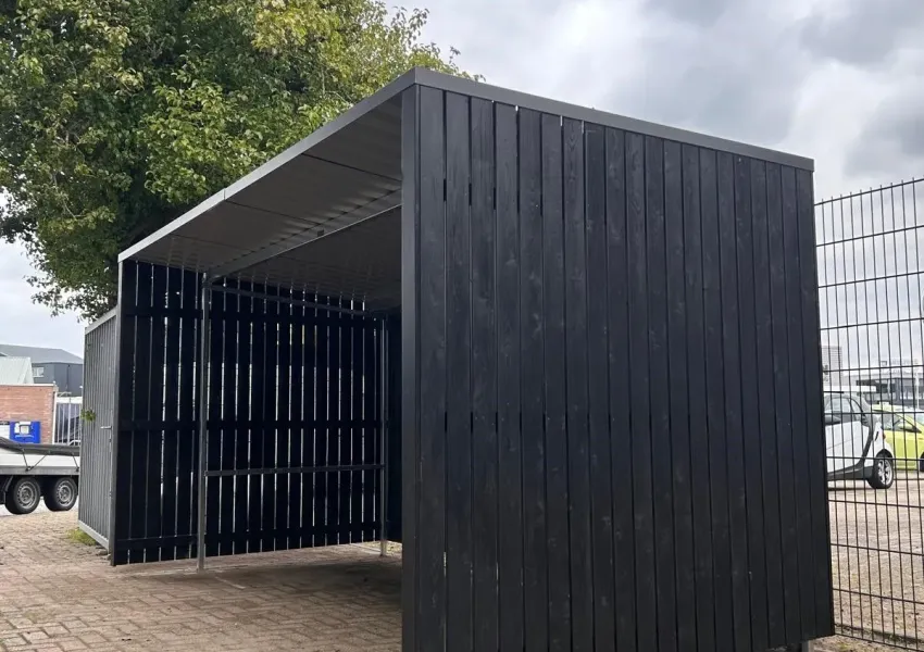 Staalconstructie met betonpoeren onzichtbaar weggewerkt