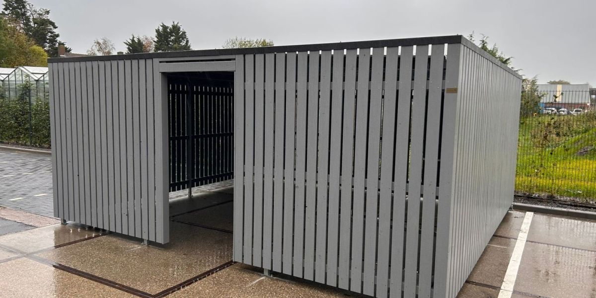 Fietsenstalling Maasland met middenpad geplaatst