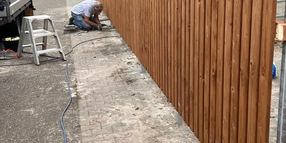 Stalling op betonpoeren met vurenhout in Tanalith Tanatone kleur