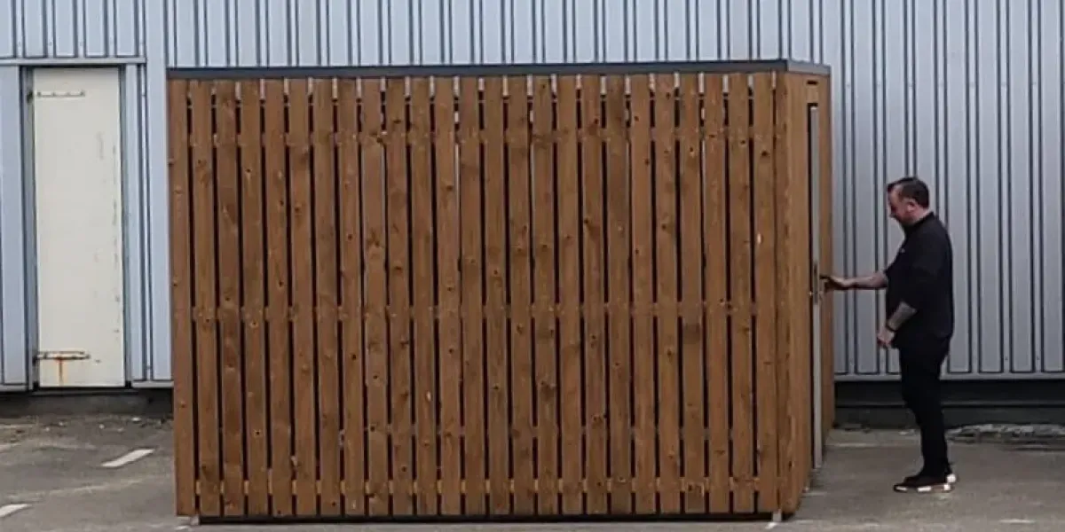 Fietsenberging met vurenhouten wanden Tanalith Tanatone