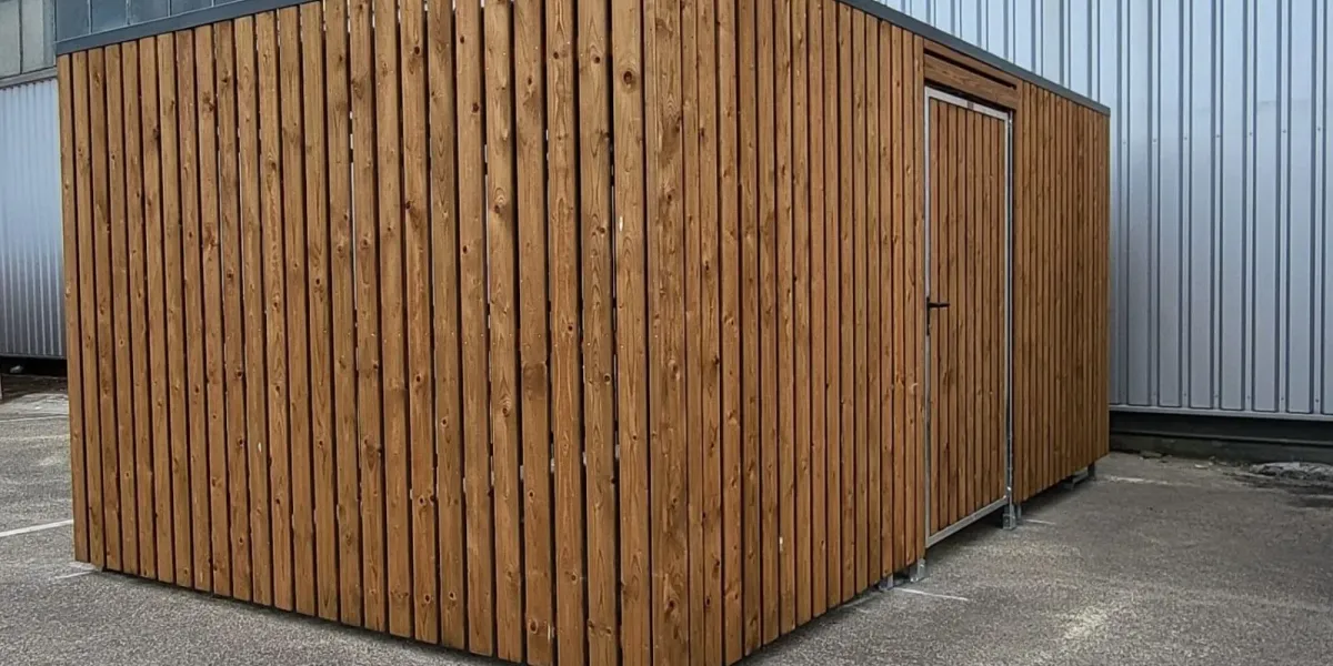 Damwand dakplaten in antracietkleur op fietsenberging