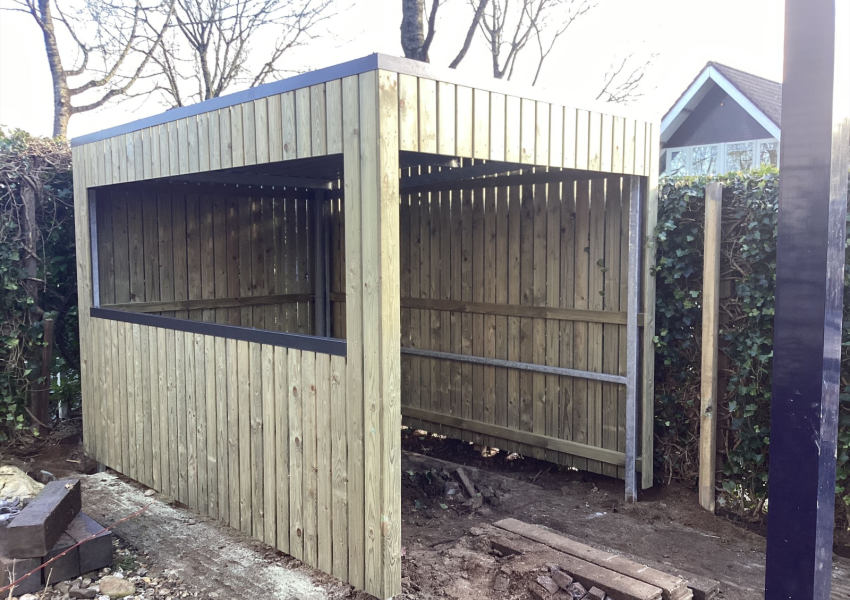 Overkapping met geïmpregneerde houten wanden en damwandplaat