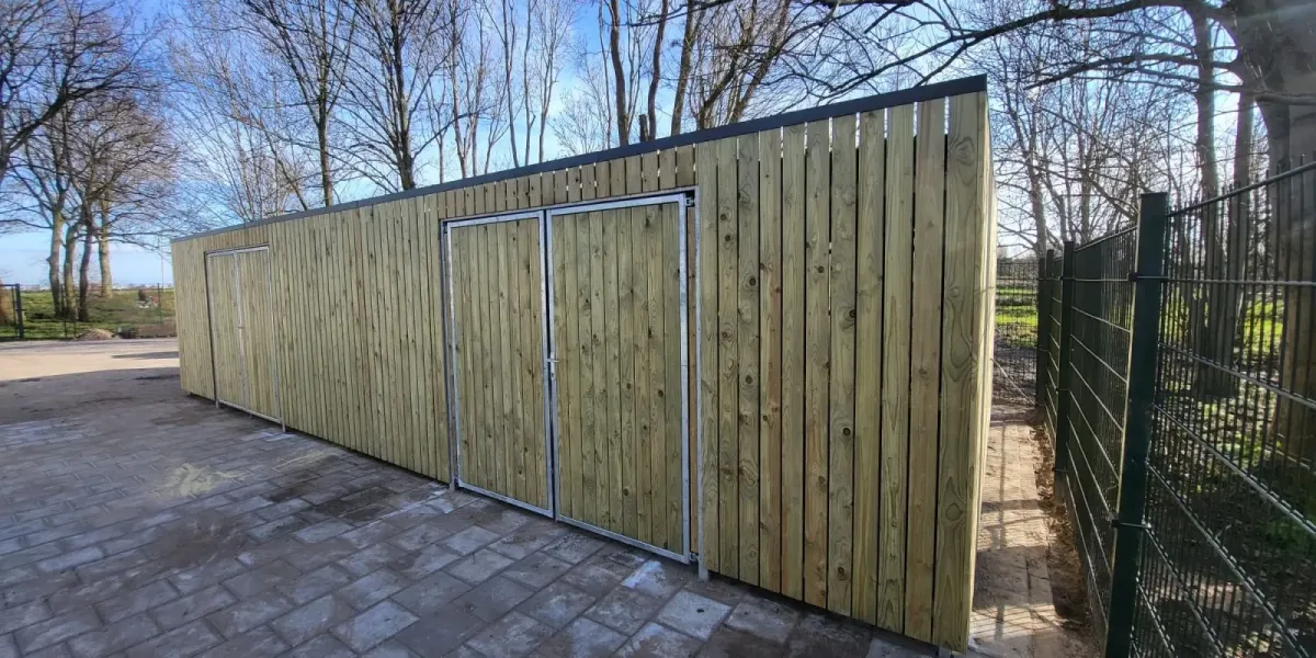 Wandbekleding van ge&iuml;mpregneerd vurenhout met 10 mm tussenruimte