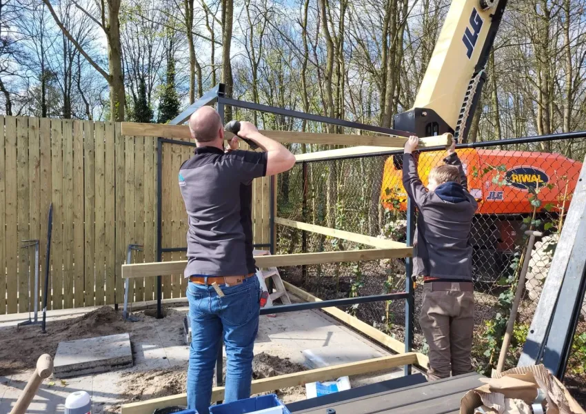 Fietsenstalling met overkapping en houten wandbekleding in Dordrecht