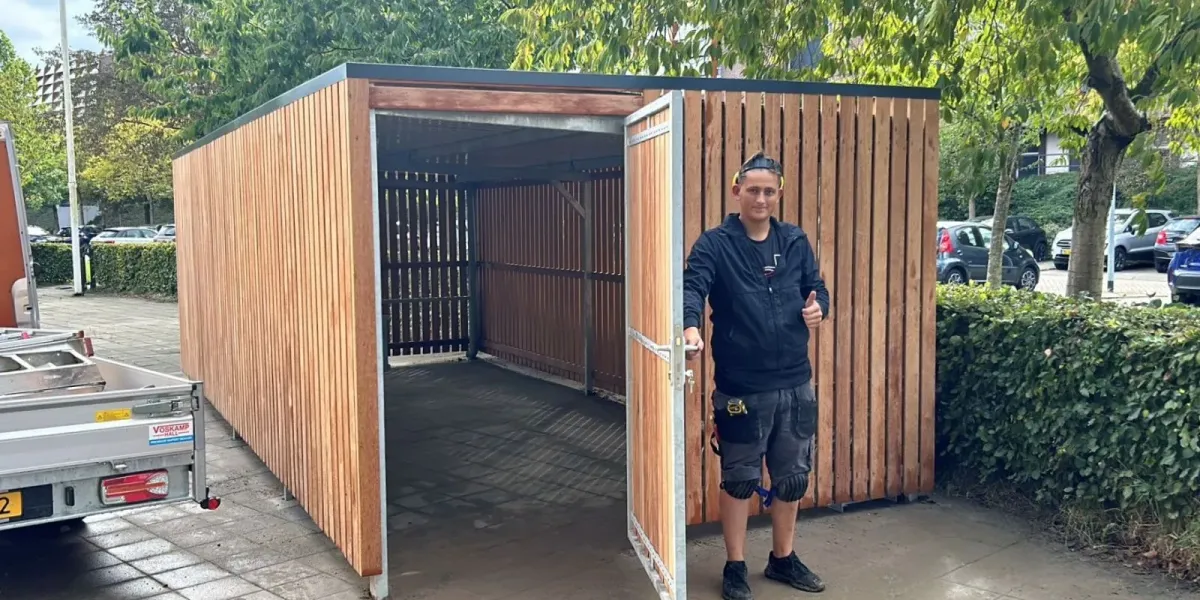 Fietsenberging verankerd in betonpoeren