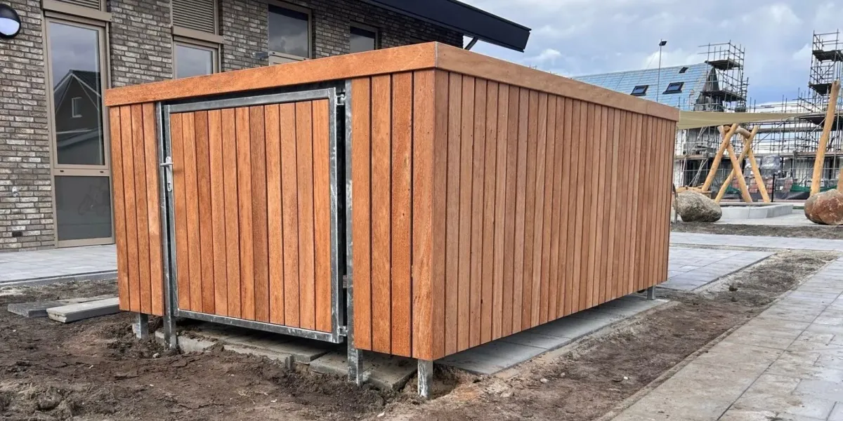 Berging met hardhouten planken en stalen frame