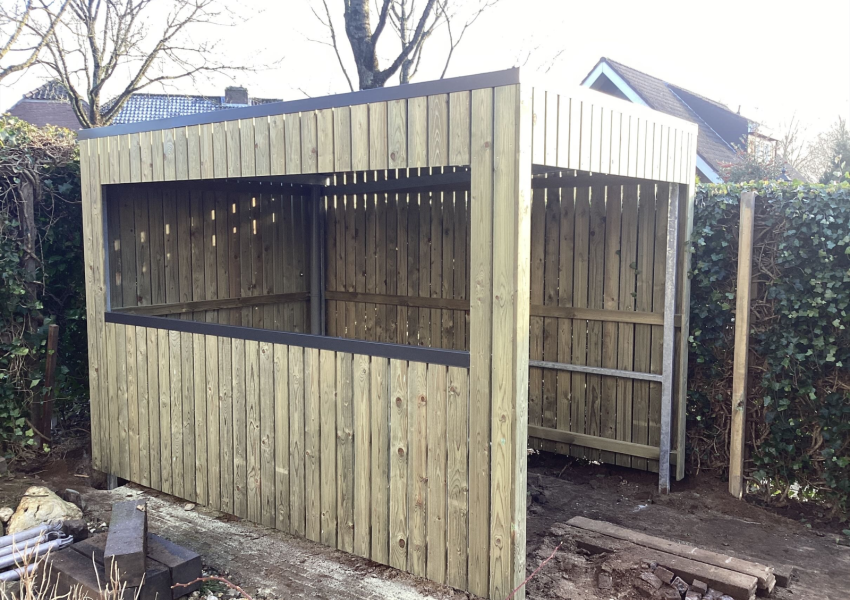 Antracietkleurige dakbedekking op fietsenstalling