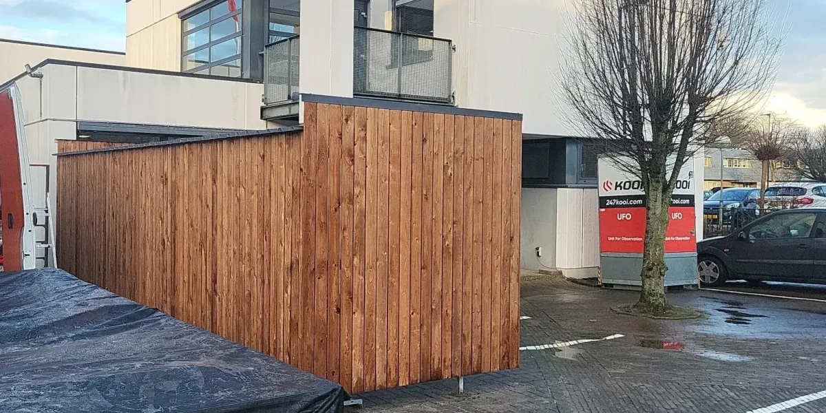 Staalconstructie fietsenstalling met betonpoeren