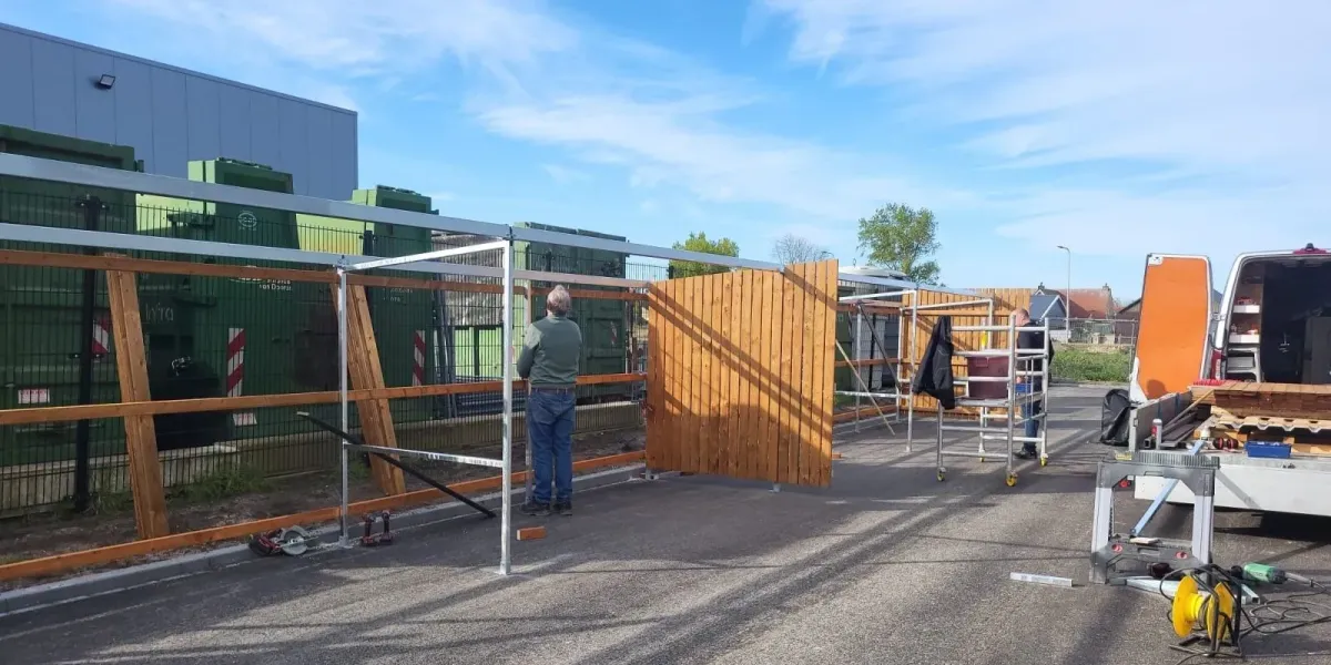 Fietsenstalling met open voorkant in Rijnsburg op asfalt