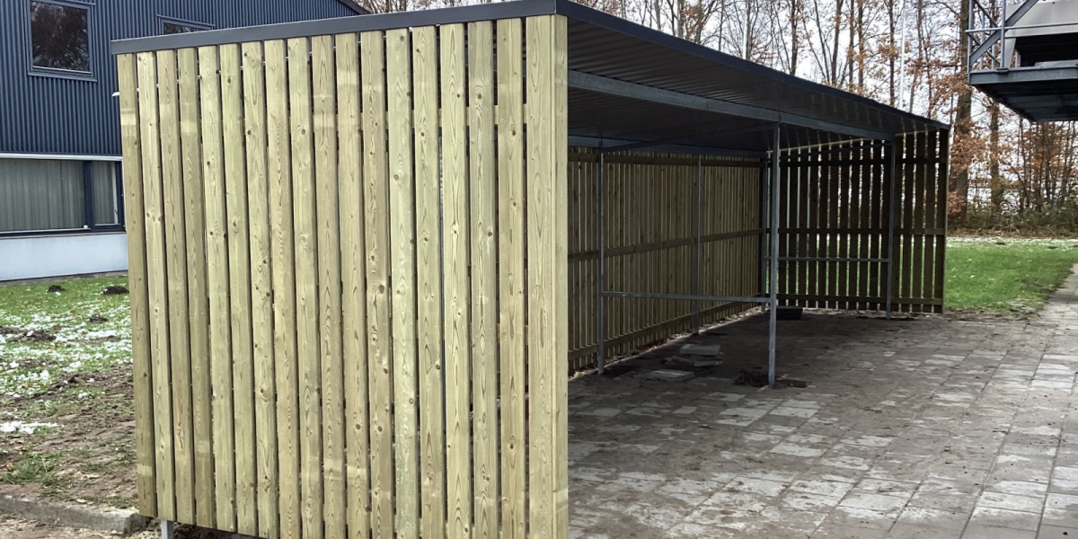 24 fietsen geplaatst in hoog/laag fietsrekken