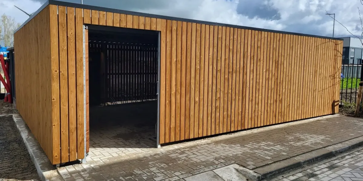 Fietsenberging Alkmaar met ge&iuml;mpregneerd vurenhout en profielplaten dak