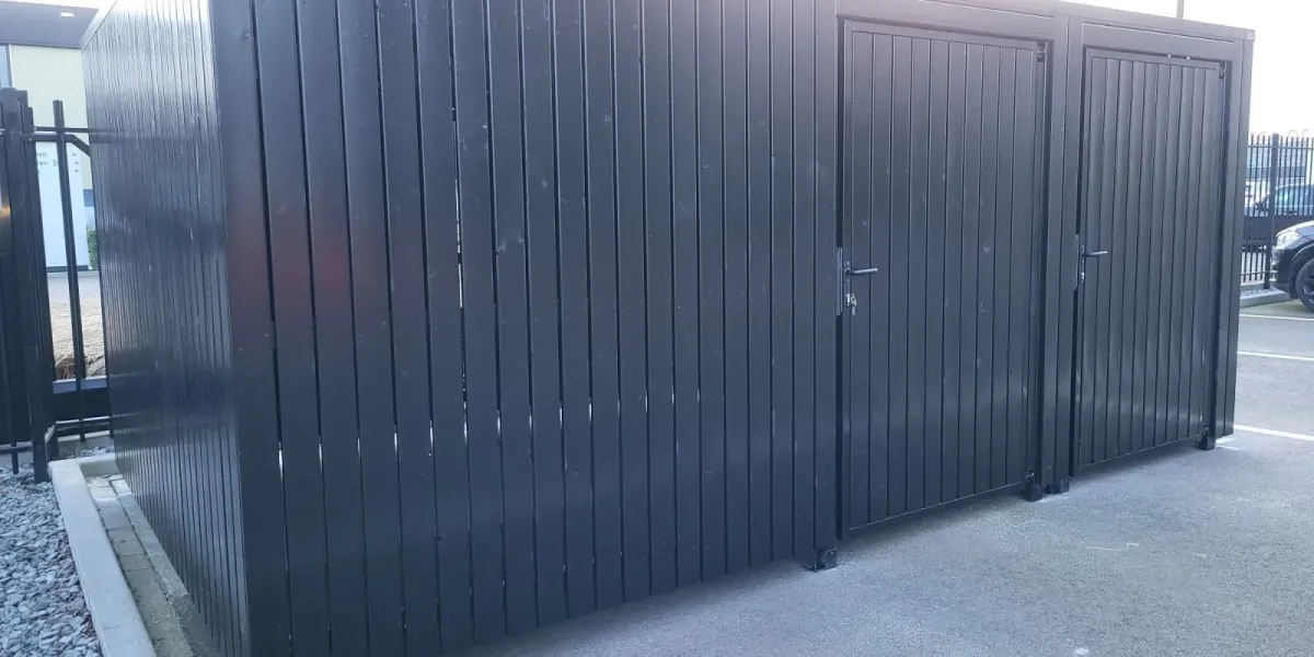 Strakke afwerking met dakprofiel in bijpassende RAL-kleur