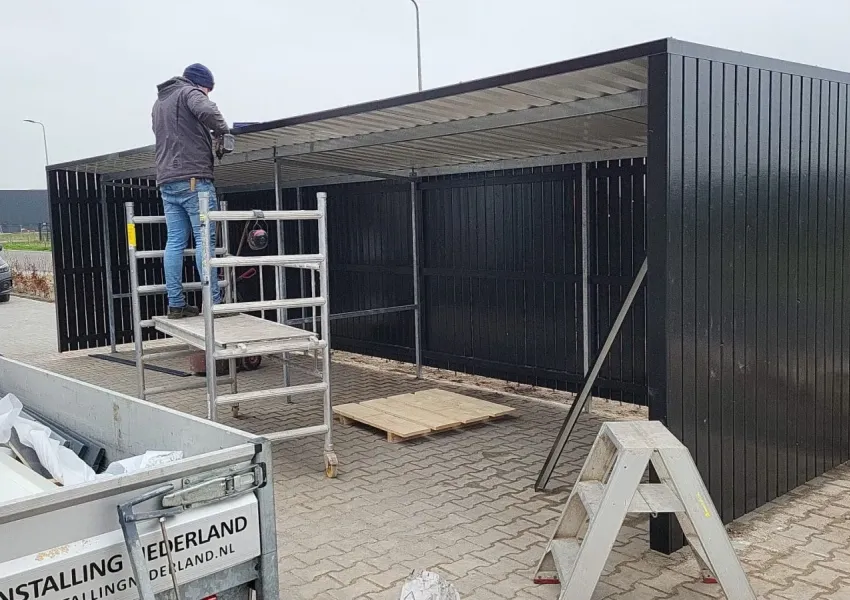Zwarte houten wand met 10 mm tussenruimte