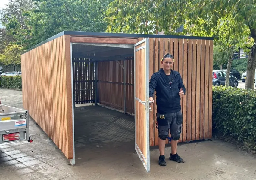 Fietsenberging verankerd in betonpoeren