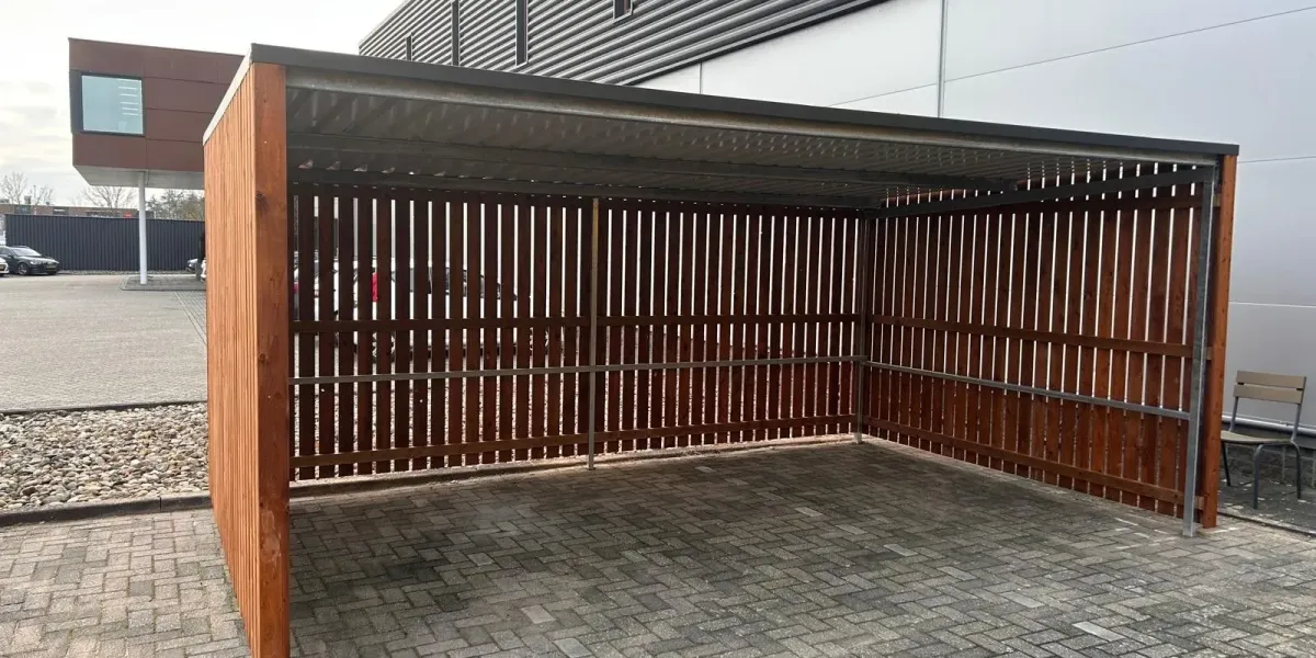 Fietsenstalling met inpandige dakgoot en houten bekleding