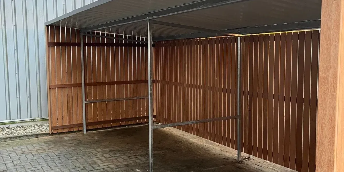 Fietsenstalling met hardhouten wanden en tussenwand