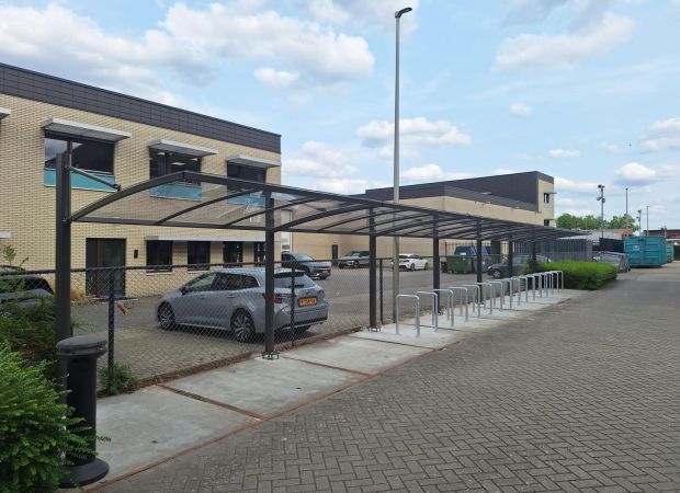 A401 fietsoverkapping geplaatst in Apeldoorn met polycarbonaat dak