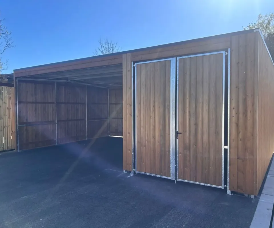 Combinatie van open en gesloten stalling bij Hutting Natuursteen B.V.