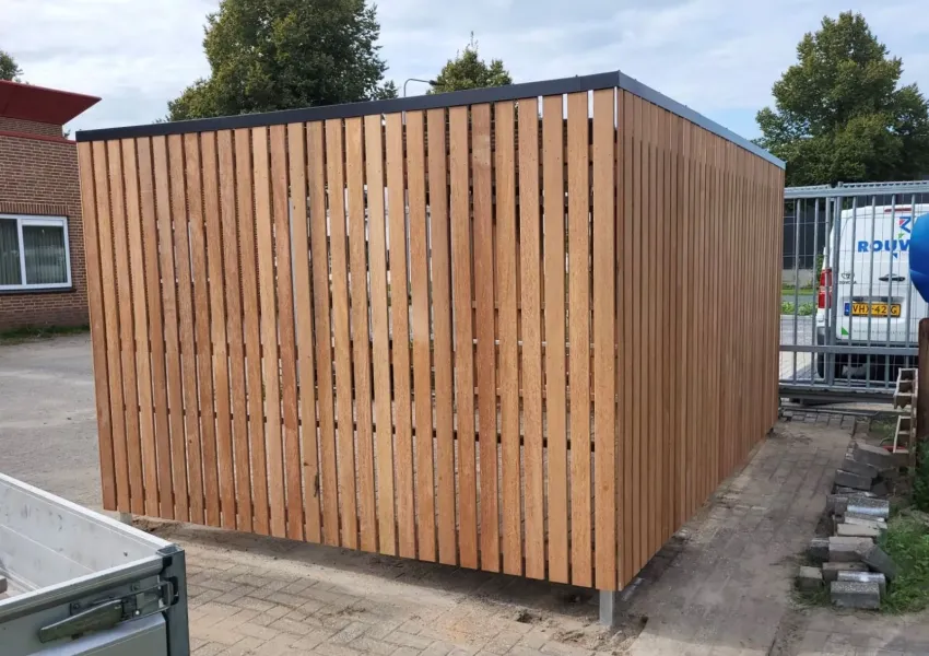 Hardhouten fietsenstalling met open voorzijde