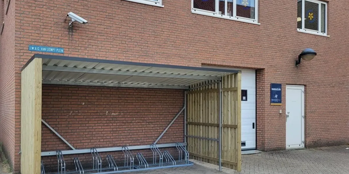 Fietsoverkapping zonder achterwand op betonpoeren