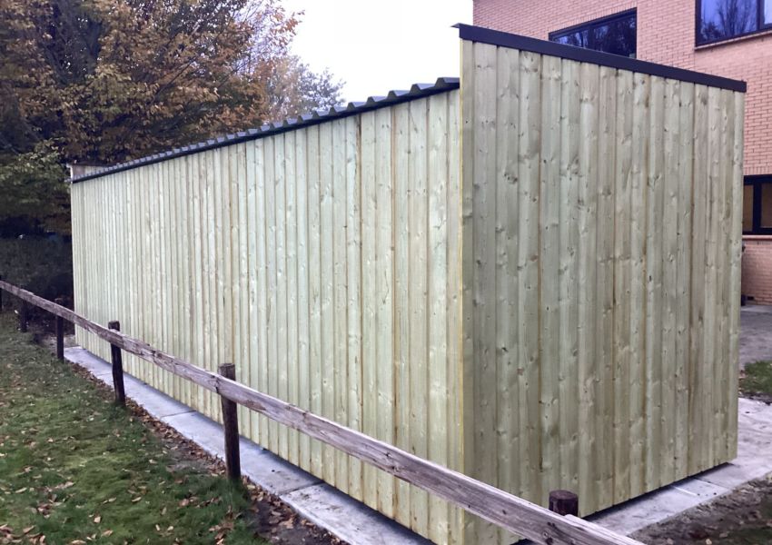 Fietsenstalling met open en gesloten gedeelte van hout en staal