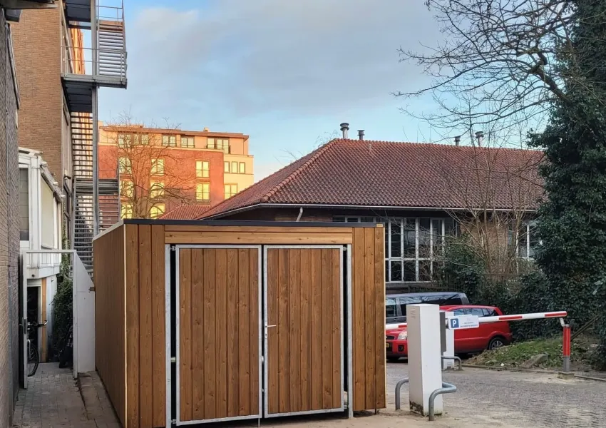 Wanden van verticaal halfhouts rabat in Tanalith Tanatone