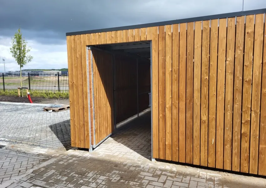 Wandbekleding met tanatone vurenhout op 10 cm boven maaiveld gemonteerd