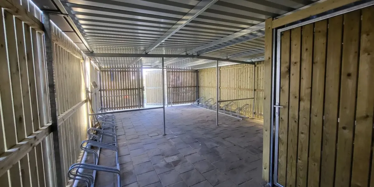 Strak geplaatste fietsenberging op verzonken betonpoeren